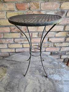 lot 184 image: Small Metal Garden Table