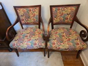 lot 128 image: Pair of Attractive Matching Upholstered Chairs