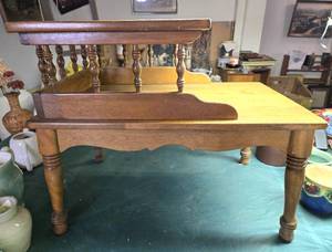 lot 207 image: Maple Wood Grain End Table