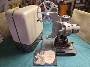 lot 159 image: Bell & Howell I22-LR Regent Deluxe Movie Projector