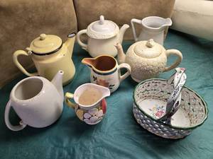 lot 118A image: Vintage Tea Pot Pitchers, Ceramic Flower Basket, Yellow Metal Pot