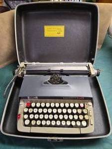 lot 133 image: Smith-Corona Classic 12 Typewriter in Case