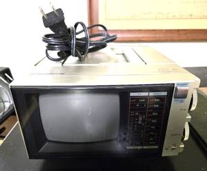 lot 226 image: Classic Goldstar 5 Black & White TV with AMFM Stereo Radio