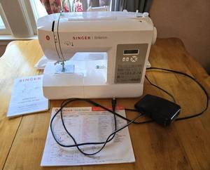 lot 55 image: Singer 6100 Series Sewing Machine
