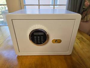 lot 56 image: EL25K Safe with Combination