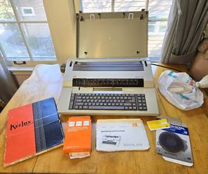 lot 17 image: TA Royal 410 Typewriter