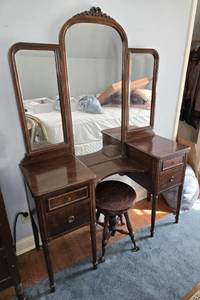 lot 5 image: Vintage Dressing Table With Chair