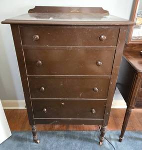 lot 23 image: Vintage Dresser