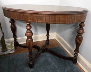 lot 22 image: Beautiful Oval Table