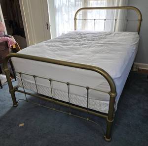 lot 19 image: Attractive Brass Double Bed Frame with Optional Serta Mattress & Boxspring