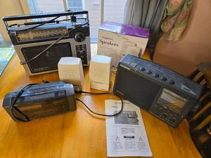 lot 53 image: Radios, Speakers, Clock Radio