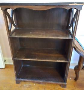 lot 64 image: Smaller Wooden Book Shelf
