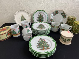lot 285 image: Holiday Dessert Plates & Tins