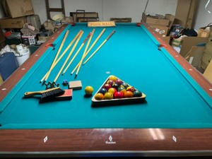 lot 100 image: 1969 Classic Fisher Billard Pool Table with Pool Cues & Storage Rack In Great Shape