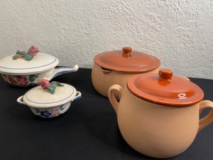 lot 50 image: Red Wing Pots