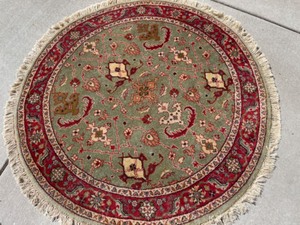 lot 8 image: Beautiful Circle Rug By Traditions 100% Wool Pile