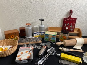 lot 304 image: Holiday Baking Lot