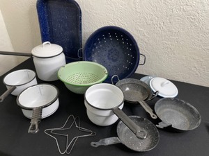 lot 341 image: Enamelware Pots, Strainer, & Roasting Pan
