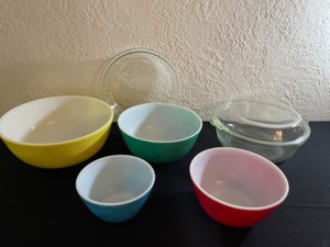 lot 3 image: Classic Pyrex Bowl Set with Pyrex Casserole & Pie Plate