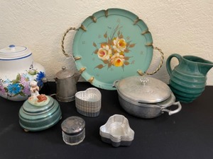 lot 323 image: Cute Vintage with Music Box, Handpainted Tray & Other Fun Pieces
