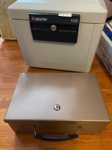 lot 60 image: Sentry Fireproof Safe 1176 and CashBox