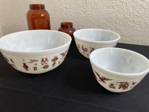 lot 31A image: Brown Pyrex Bowl Set