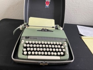 lot 317A image: SCM Smith-Corona Super Sterling TypeWriter