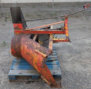 lot 4 image: Erskine Pull behind 3pt Snowblower