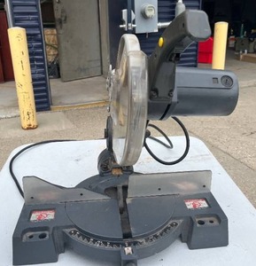 lot 12 image: SearsCrafstman 10-inch compound miter saw