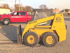 lot 5 image: Daewoo DSL-801 Skid Steer Loader