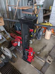 lot 32 image: Manual Wood Spliter