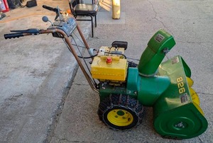 lot 72 image: John Deere 826 Snowblower