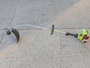lot 74 image: Poulan P1500 Gas Trimmer