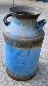 lot 6 image: Blue cream can