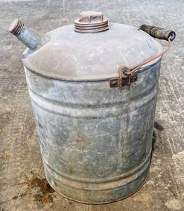 lot 25 image: Five assorted metal cans
