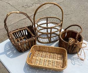 lot 29 image: Wooden baskets