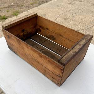 lot 42 image: Wooden pallet box