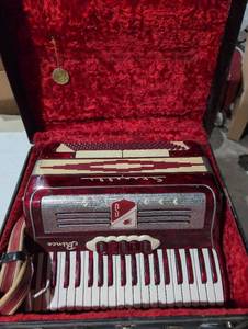 lot 46 image: Vintage Italian Stanelli Prince 41120 Accordion 50335 Red and White