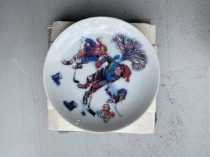 lot 91 image: Assorted Avon Collectible Holiday Plates