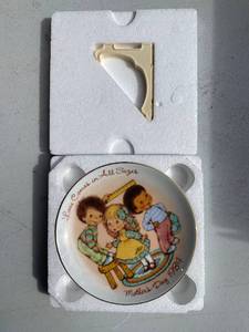 lot 94 image: Assorted Collectible Avon Holiday Plates
