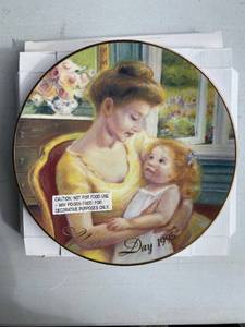 lot 98 image: Assorted Avon Collectible Items