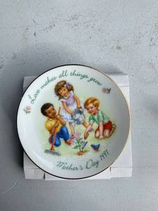 lot 109 image: Assorted Decorative Avon Collectible Plates