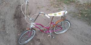 lot 99 image: Vintage Royce Union flower banana seat bicycle