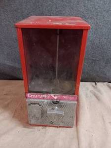 lot 56 image: Vintage Toy n Joy 10c vending machine no key