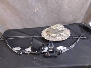 lot 84 image: PSE fire flight express compound bow and camo hat