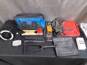 lot 87 image: Ice fishing Gear