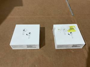 lot 20 image: LOT OF 2 AirPods (3rd Generation)