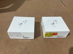 lot 21 image: LOT OF 2 AirPods Pro (2nd Generation)