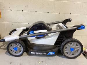 lot 597 image: HART 40-Volt Cordless 20 Brushless Self Propelled Mower Kit