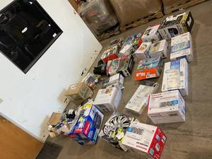 lot 703 image: Wholesale Pallet of Assorted Miscellaneous Items